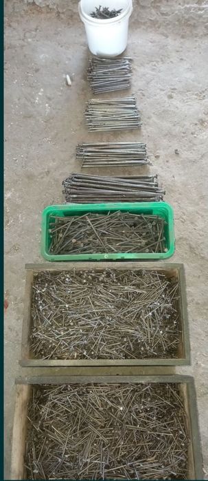 Цвяхи нові різного розміру