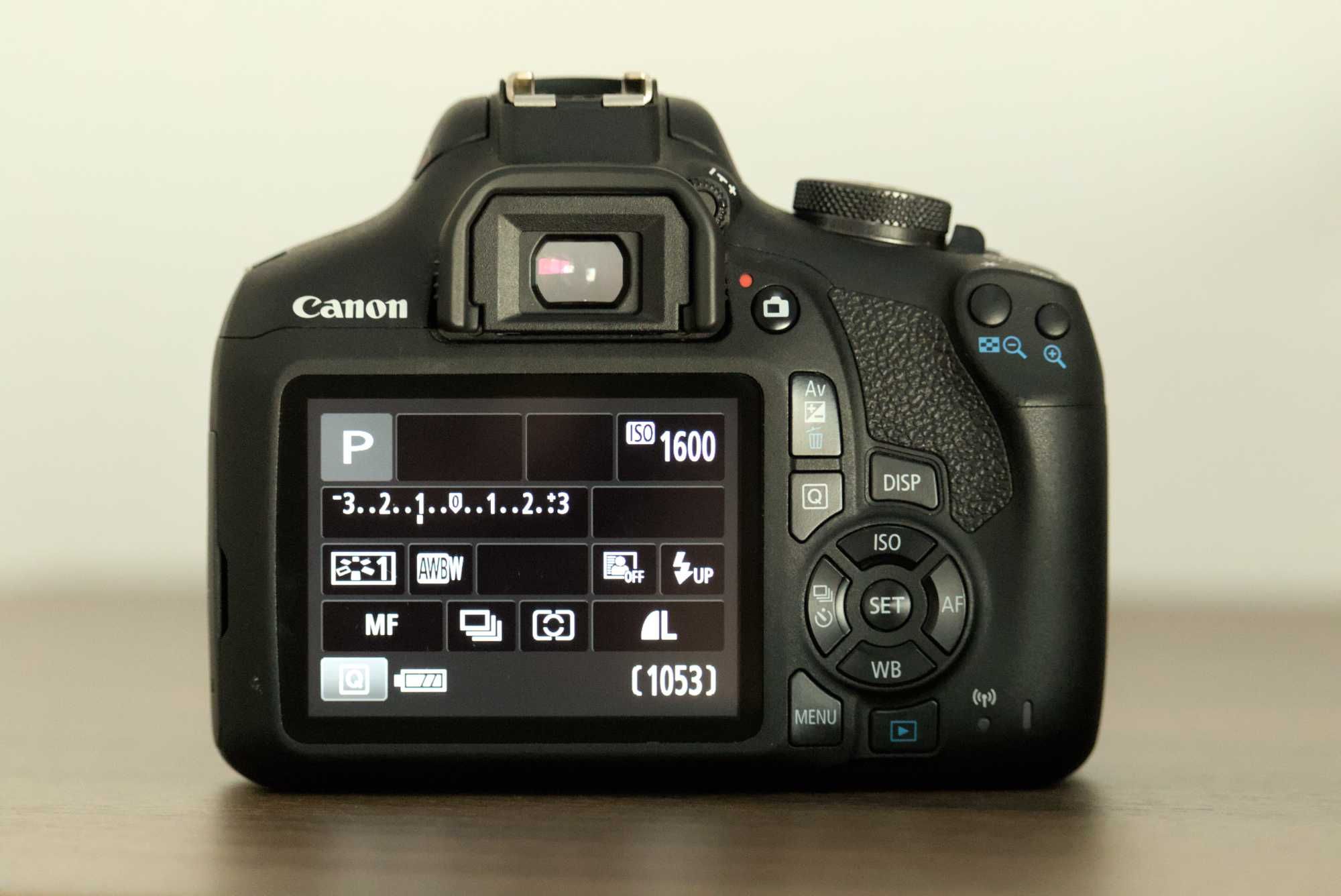 Kit Câmara Fotográfica Canon EOS 2000D + Lente 18-55mm