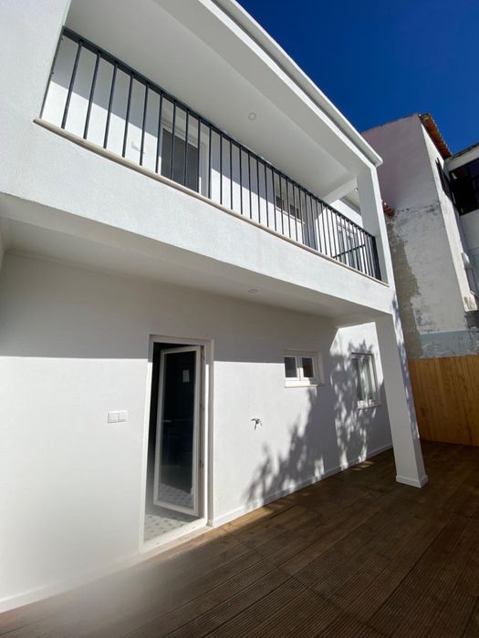 Arrenda-se renovado com logradouro