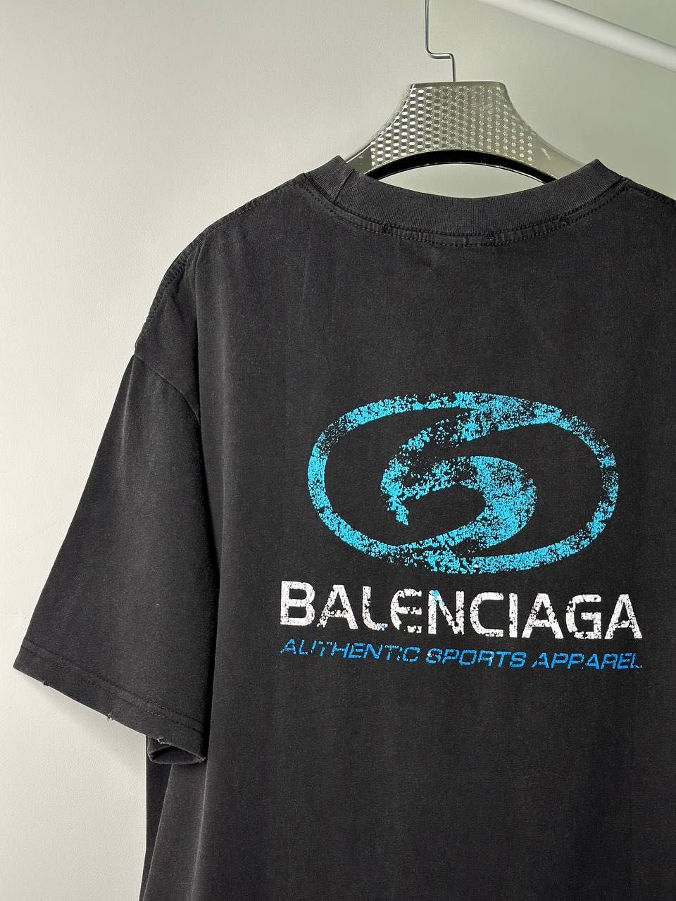 Футболка Balenciaga в наявності