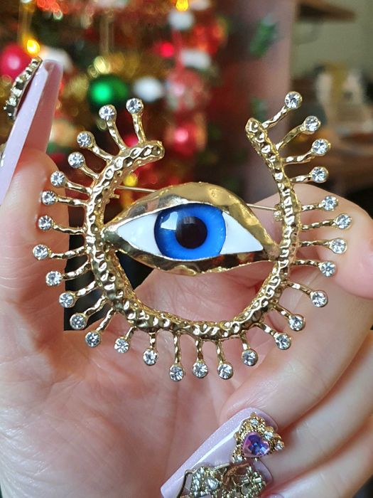 Broche pregadeira alfinete surrealista olho azul dourado