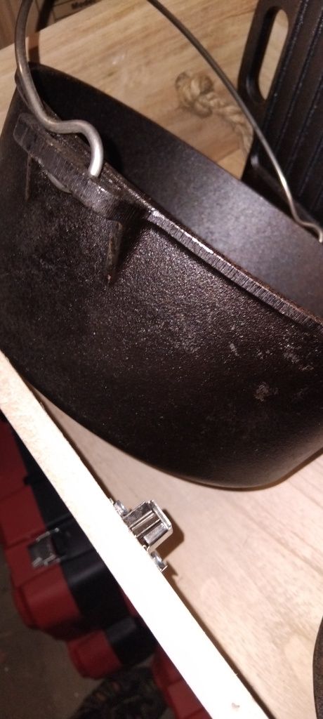 GARNKI ŻELIWNE w skrzyni zestaw NA GRILLA kociołek patelnia garnek 7sz