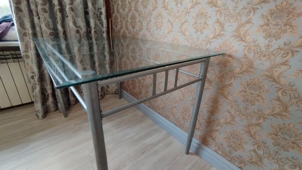 Продам скляний стол