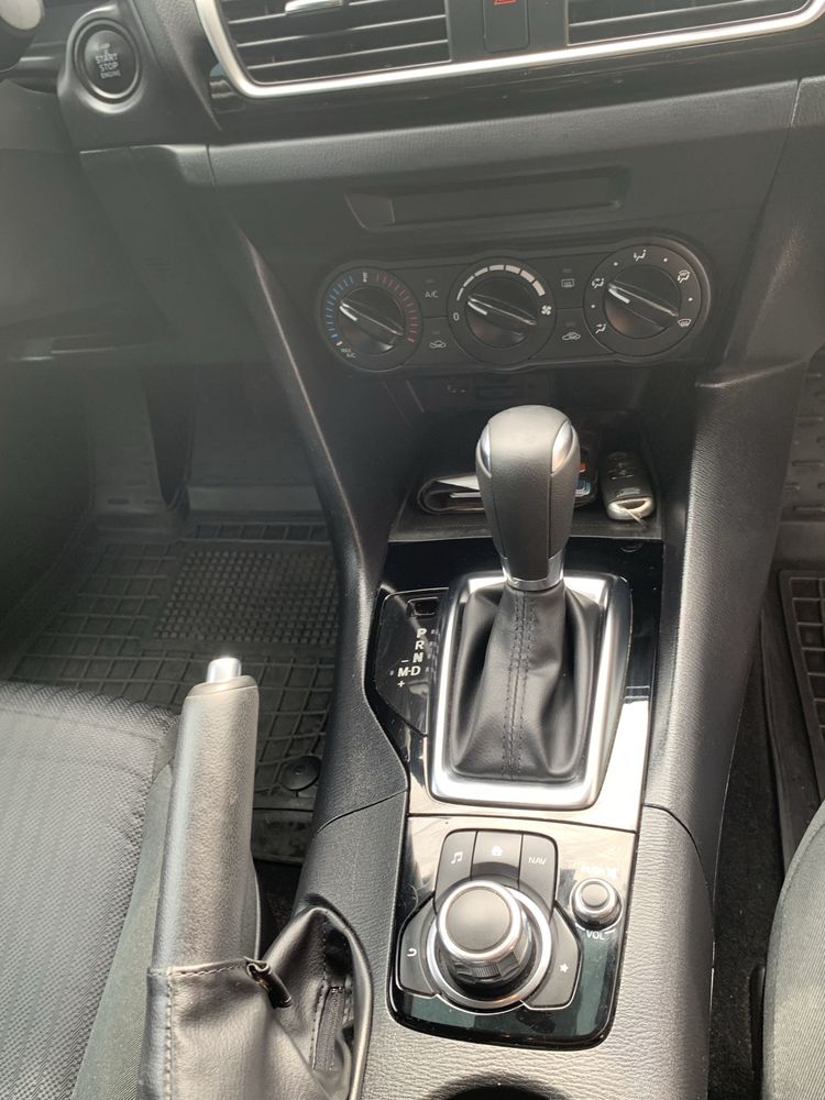 MAZDA 3 2015 року