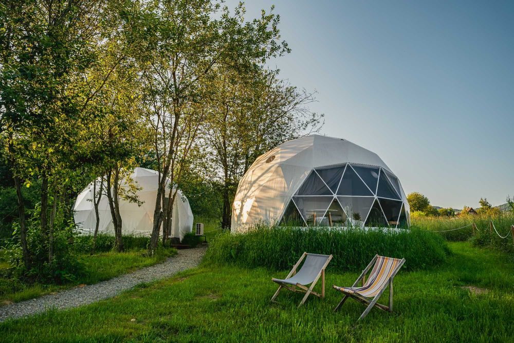 Glamping z jacuzzi nad jeziorem czorsztyńskim. Domki kopułowe, kominek