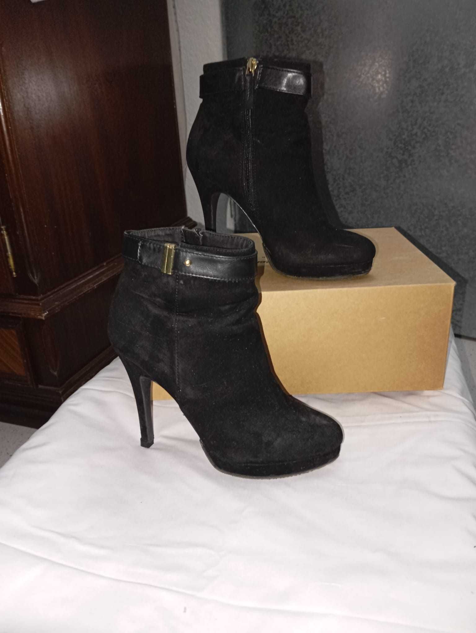 Botas salto alto fino, com fivela