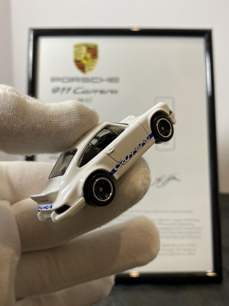 Porsche 911 Carrera na magnesach Hot Wheels