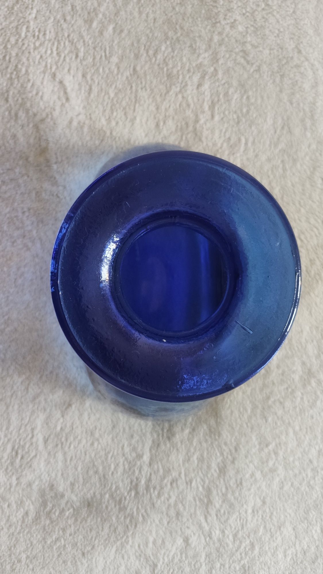Kobaltowy wazon ze szkła