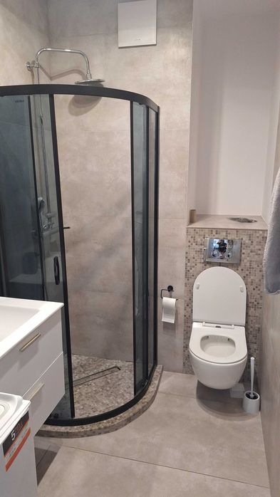Kompletne wyposażenie łazienki - kabina, szafka pod umywalkę, baterie