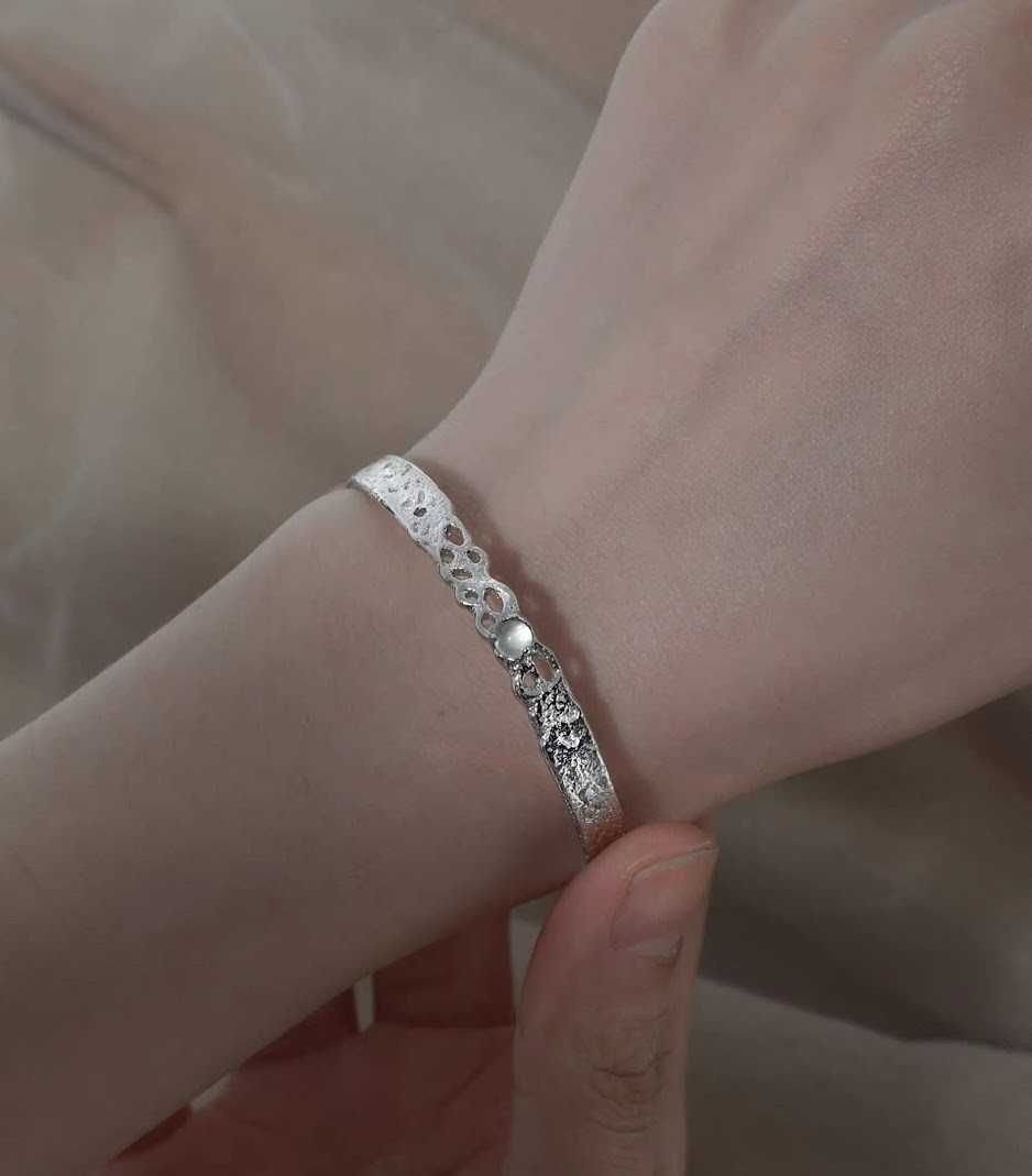 Pulseira Aberto “Alvorecer” com Textura de Luz das Estrelas