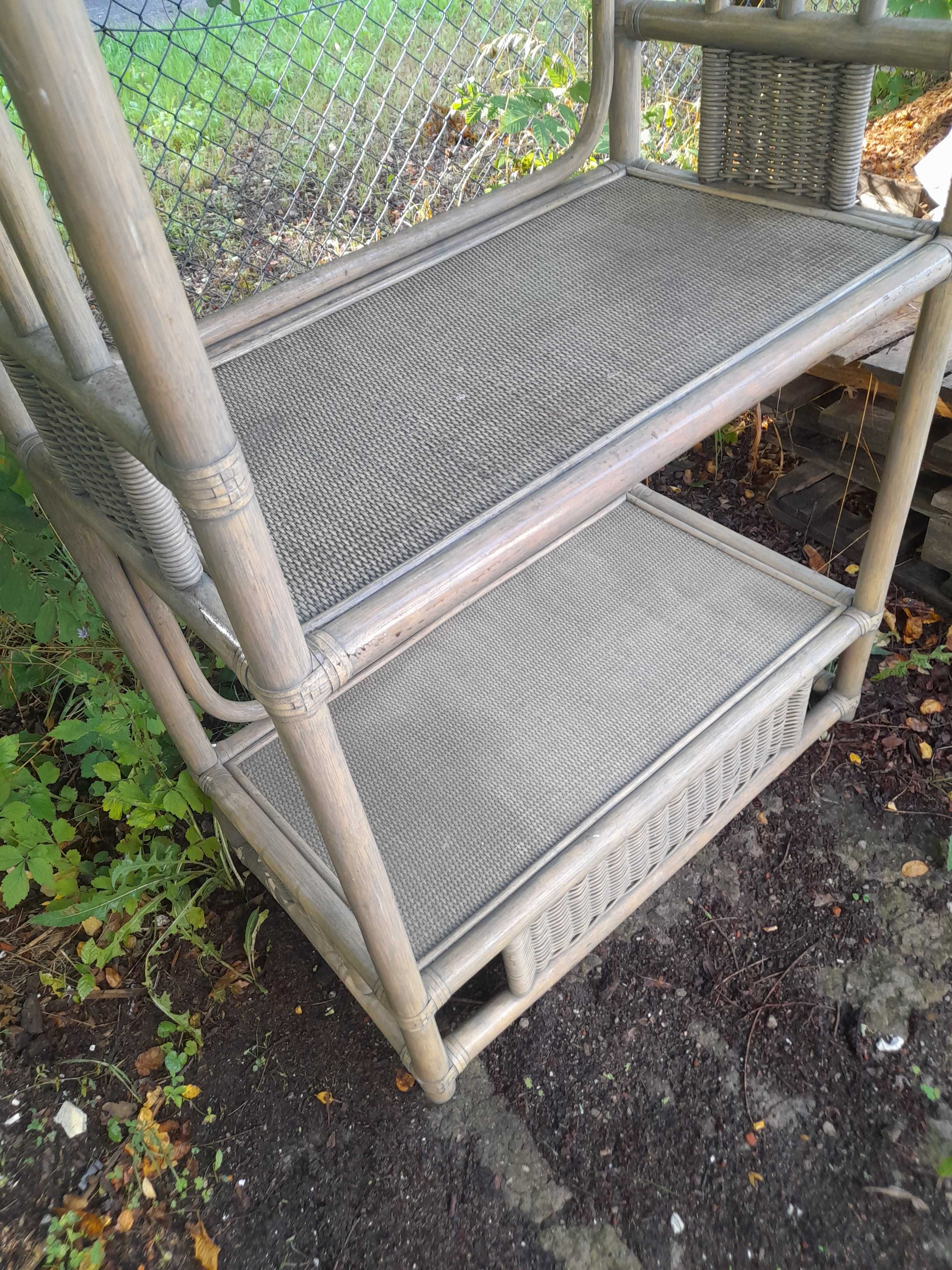 Rattanowy regał i komoda