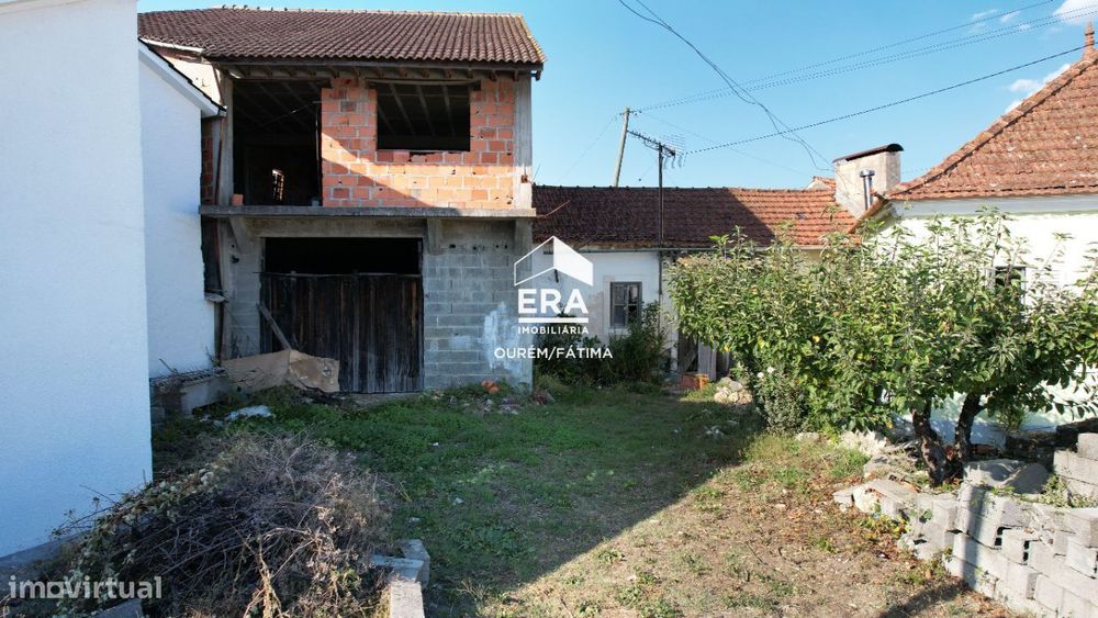 Moradia T2 para reconstrução em Urqueira, Ourém.