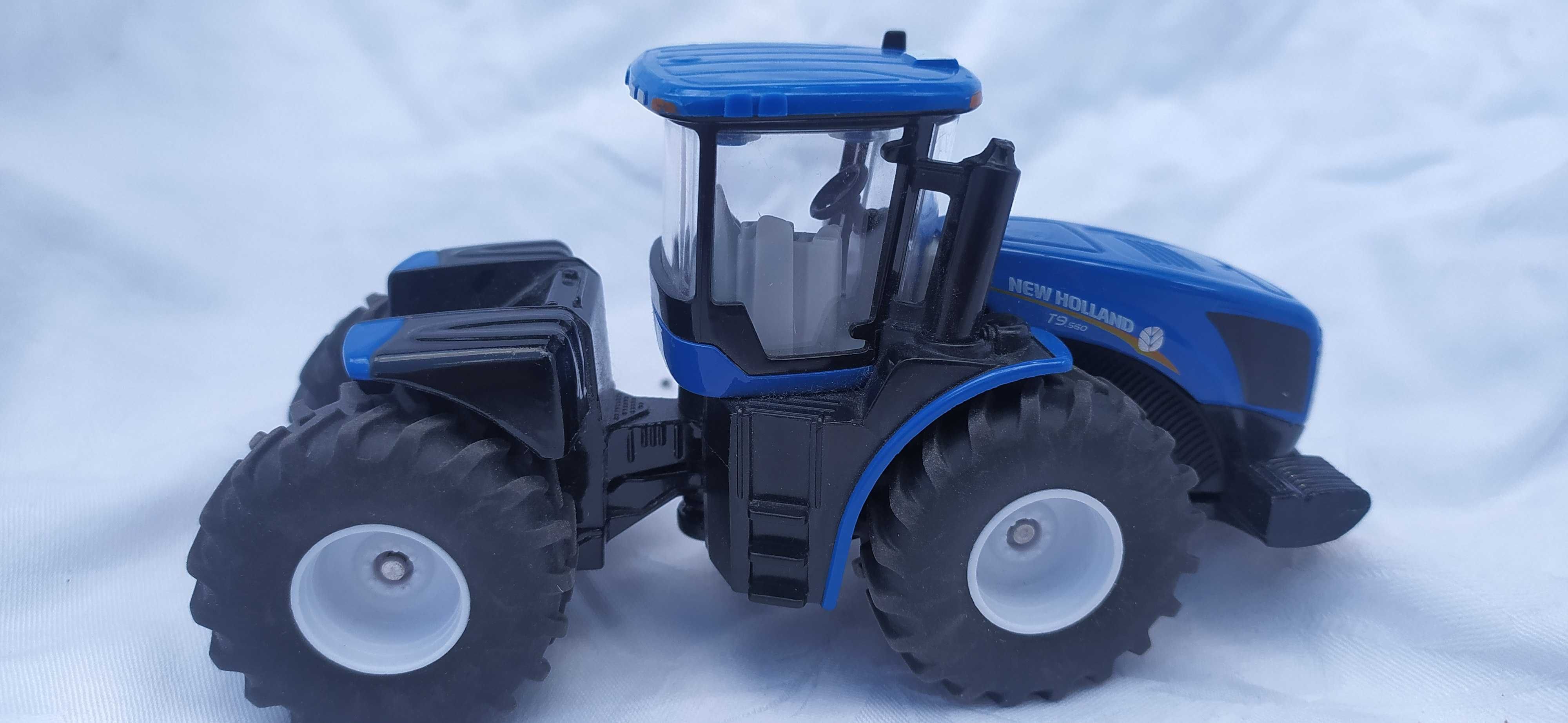 Traktor New Holland T9.560 z przyczepą Siku