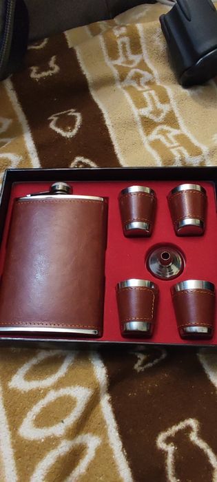 Футуристичний набір фляшка та стаканчики