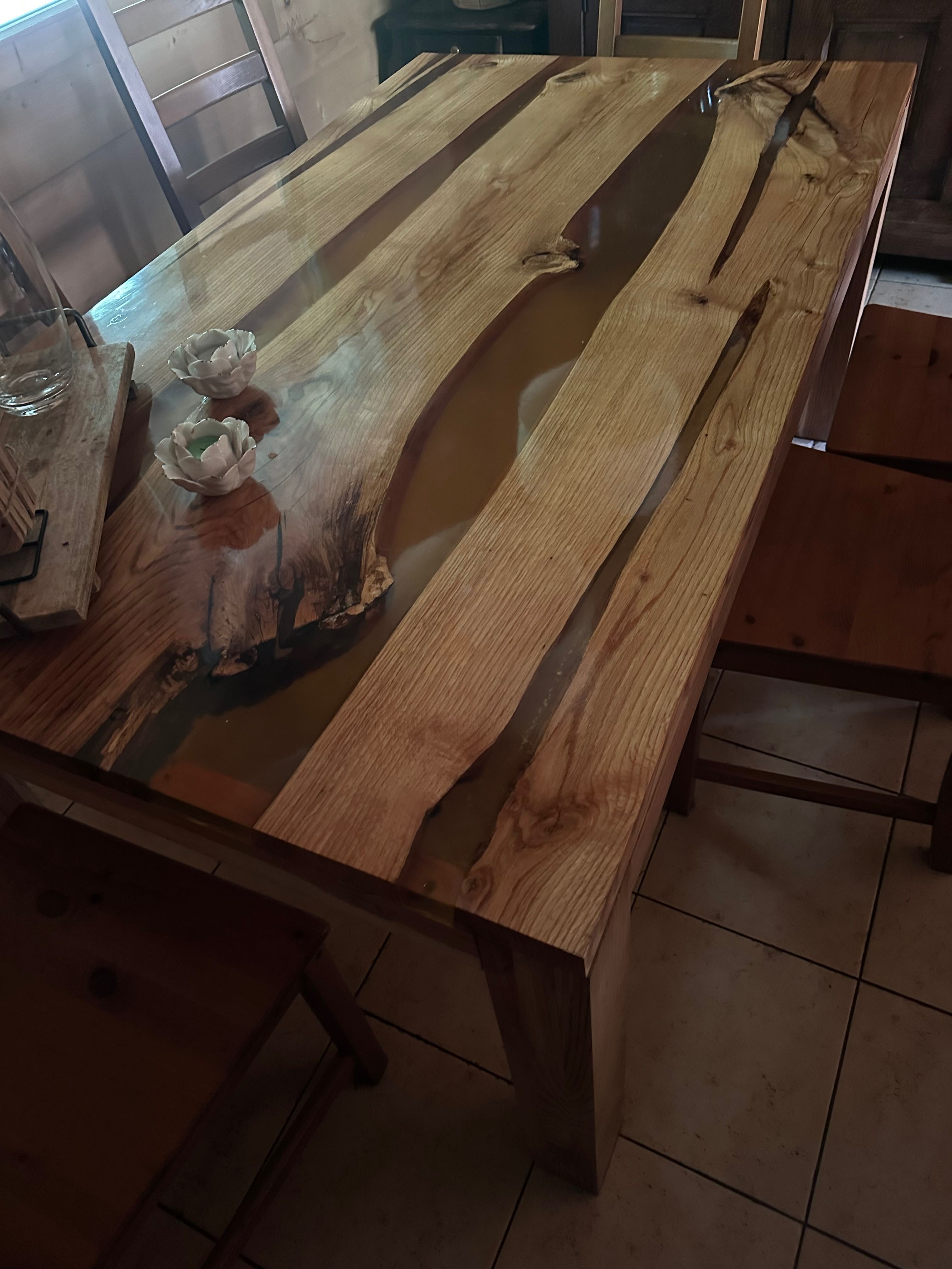 Stół z drewna dębu czerwonego z żywicą