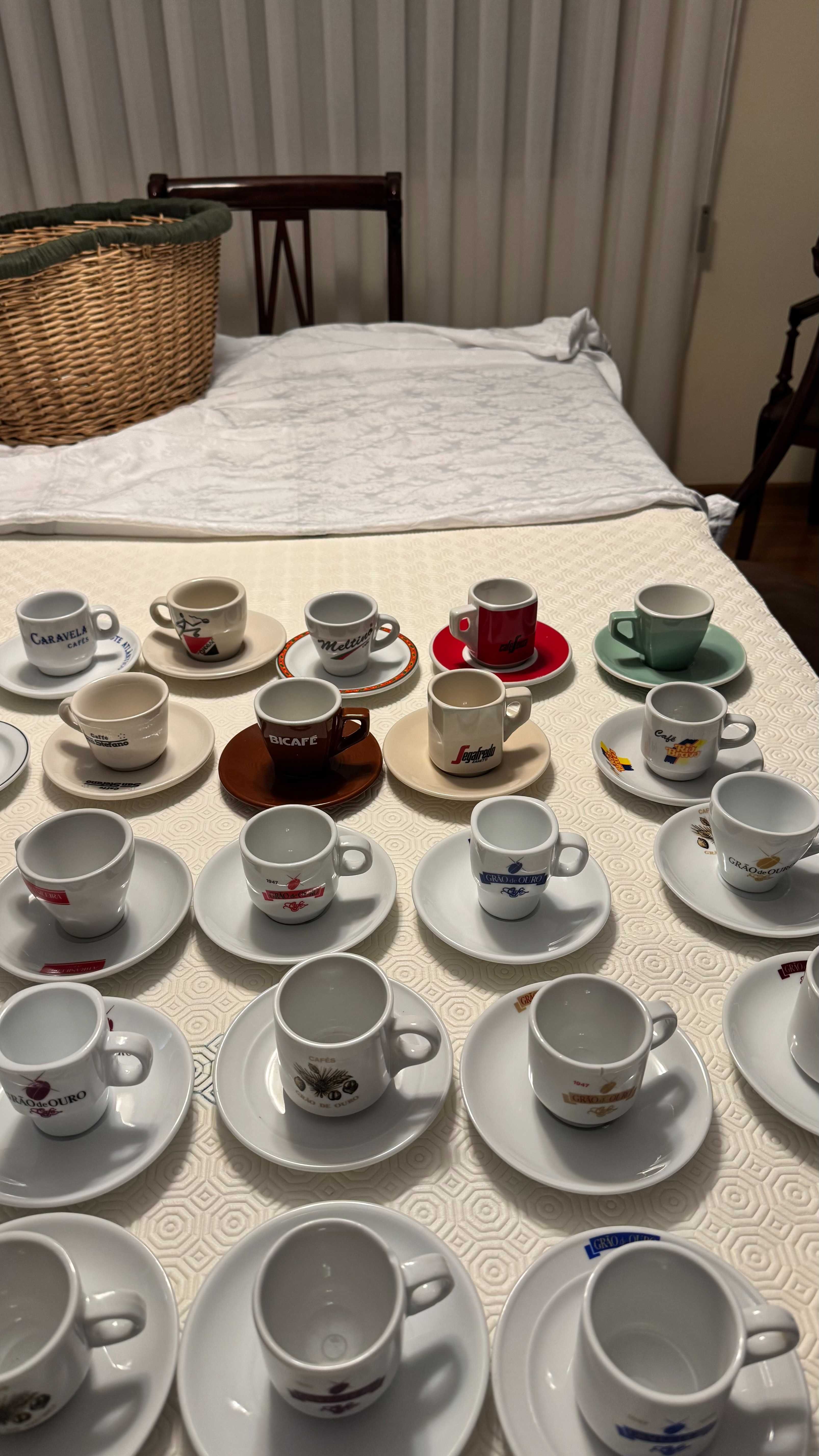 Conjunto de várias chávenas de café com pires – colecionáveis