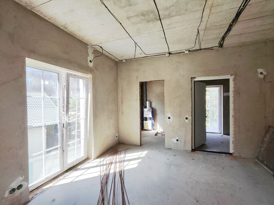 = Продам квартиру з власною ділянкою в центрі