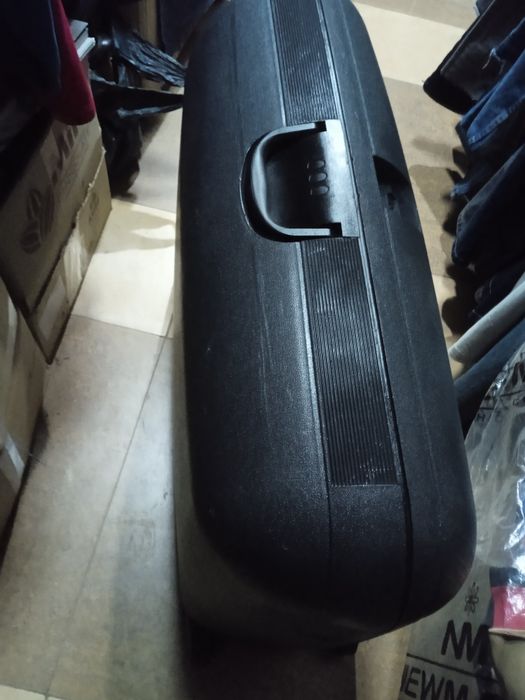 Продам большой  чемодан на 4 х колесах с накладной ручкой и на замках