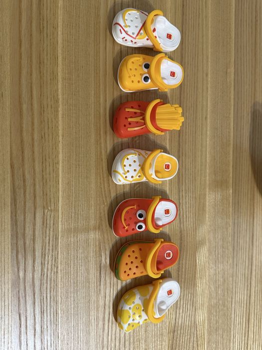 Mcdonalds crocs. Макдональдз крокс.