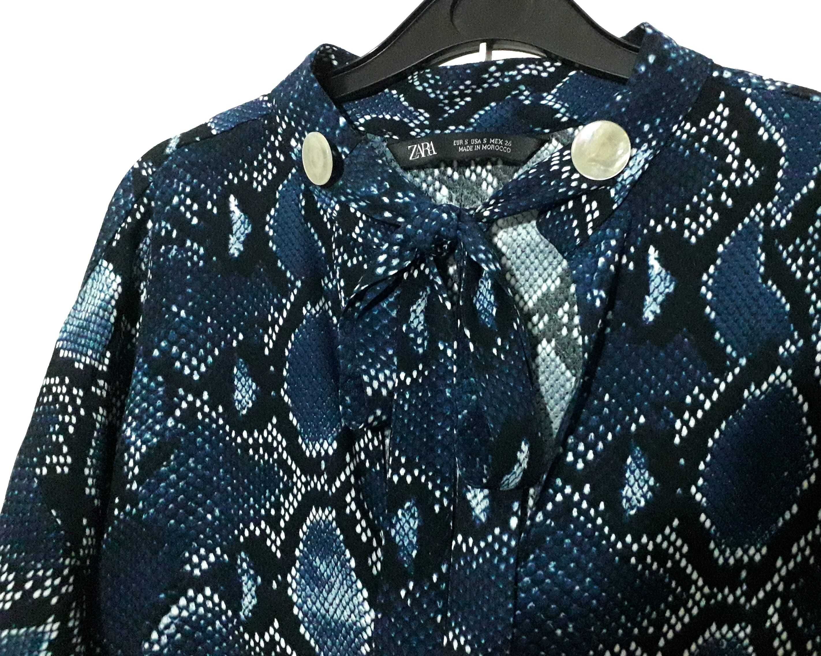 Blusa azul padrão serpente Zara Tam S (veste M) Nova