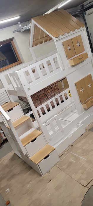 Łóżko piętrowe domek