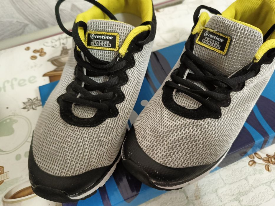 Кросівки у відмінному стані р. 36