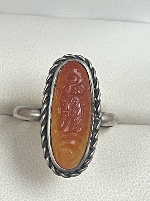 Stary Srebrny Pierścionek z Rzeźbionym Bursztynem