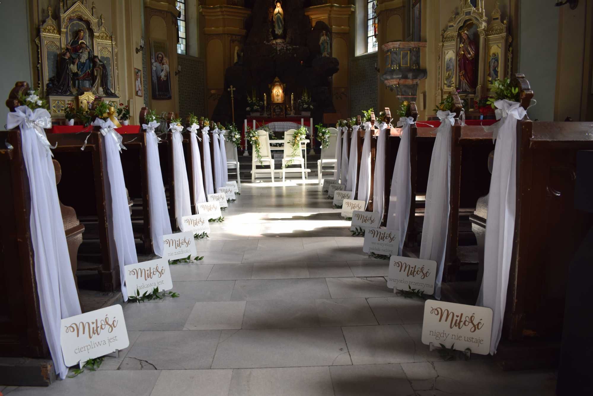 dekoracja kościoła - ślub, biały dywan, kwiaty, dekoracje ślubne