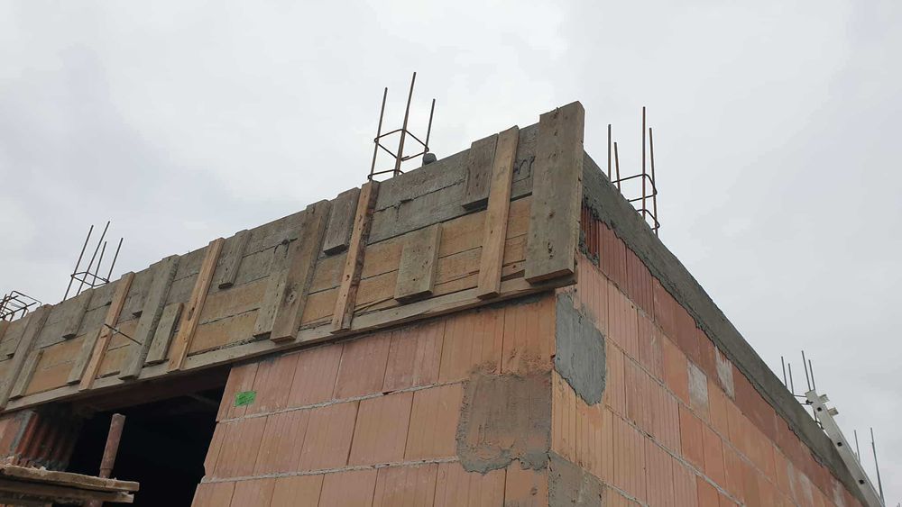 Deski szalunkowe stemple drewniane płyty strop fundament