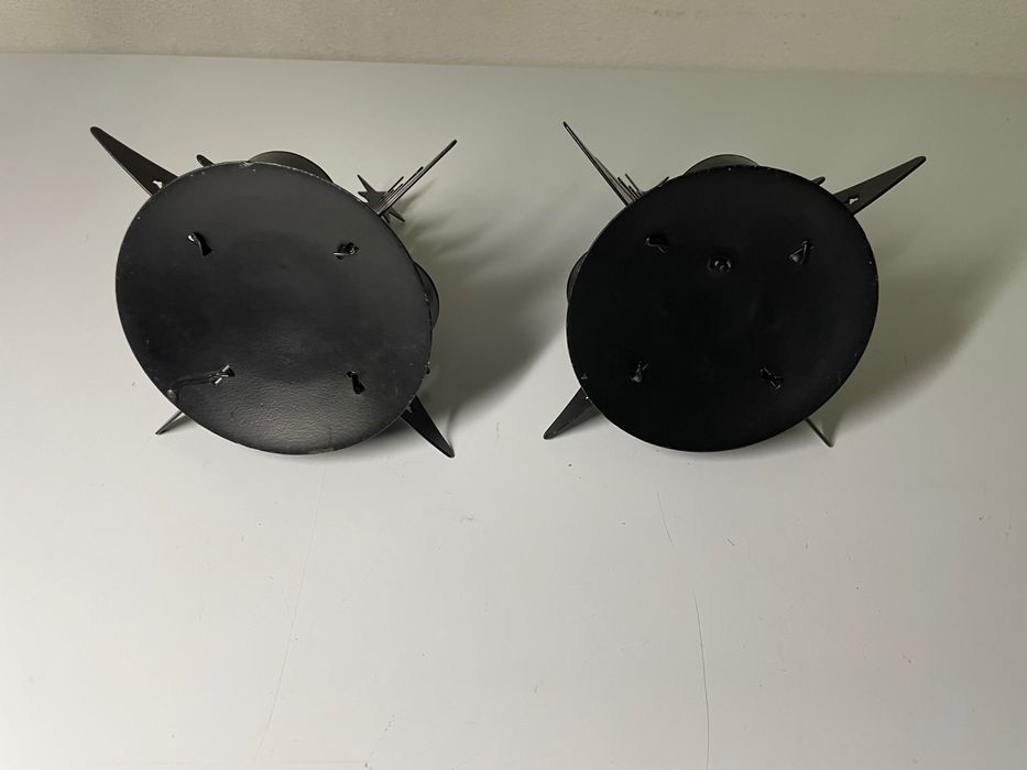 2 castiçais em metal preto