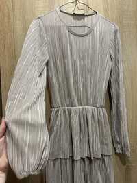 Бежевое платье плиссированное zara тренд 2024 светло-серый/беж р.S