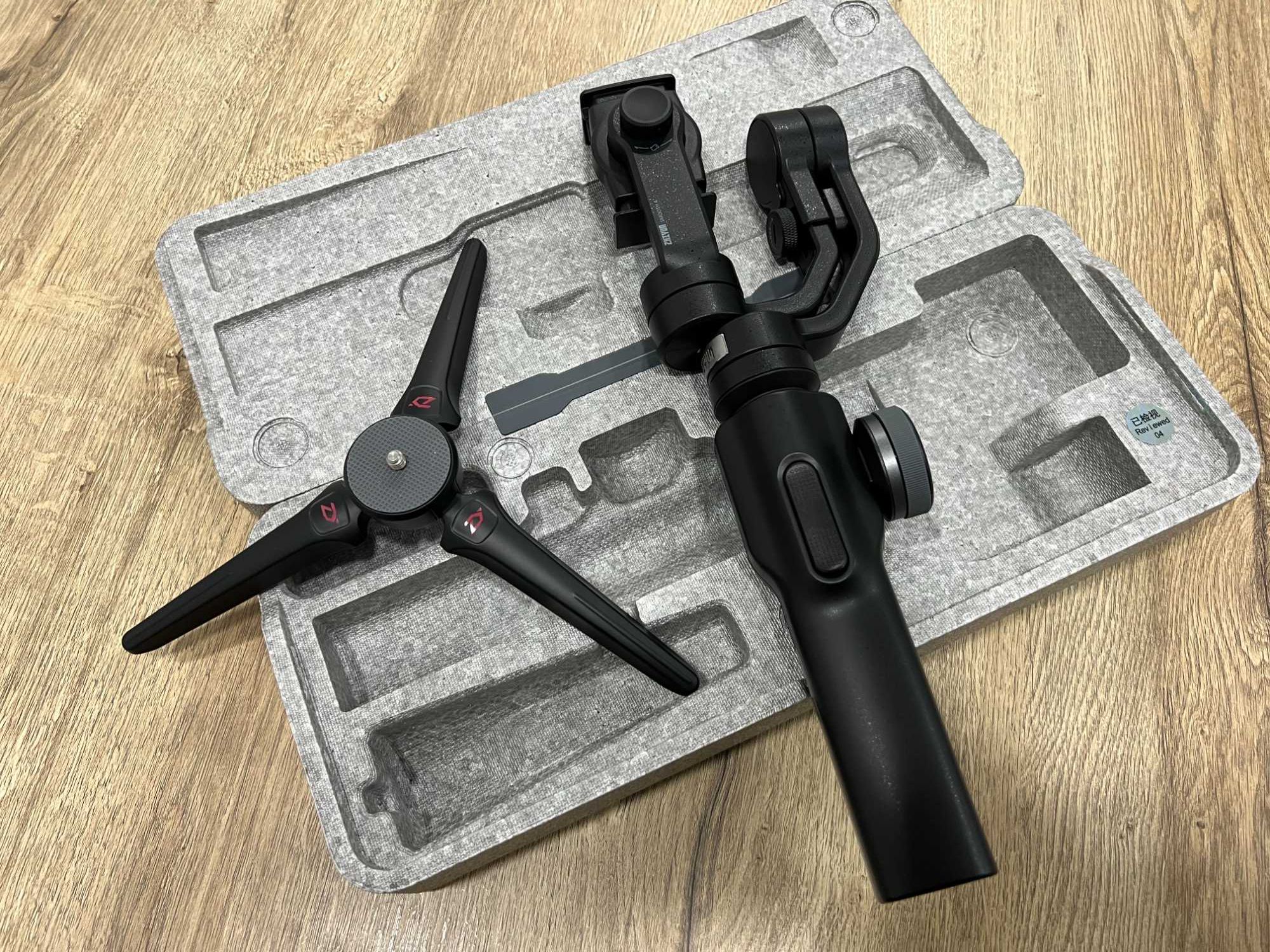 Estabilizador ZHIYUN Smooth 4 p/ telemóvel  Pouco Usado
