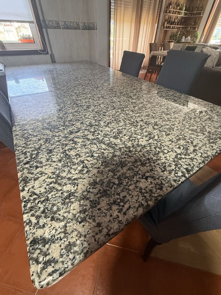 mesa com pedra em marmore