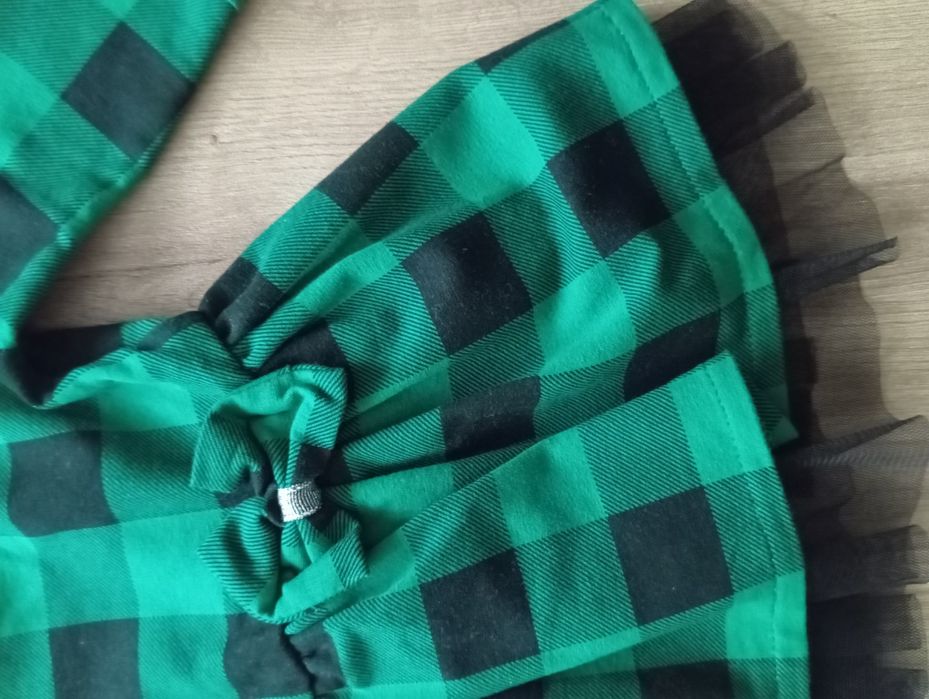 Elegancka sukienka w kratkę r.68