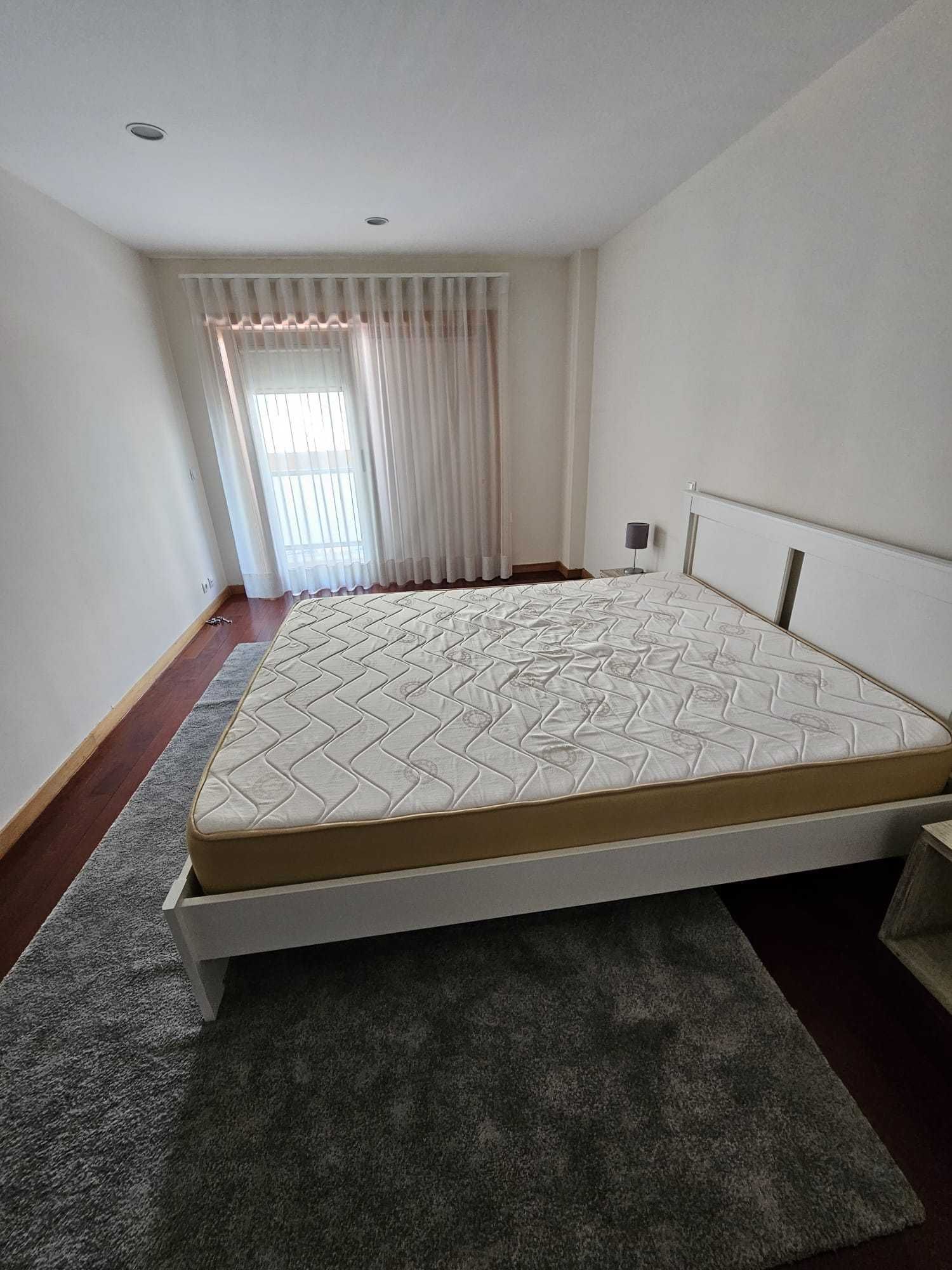 Cama de casal 160cm e estrados