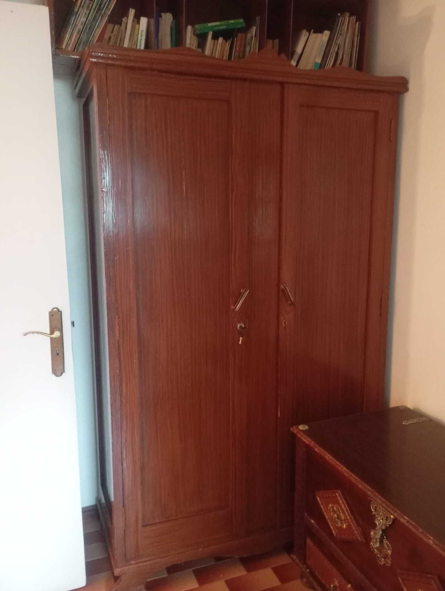 Quarto de cama antigo de madeira