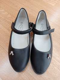 Туфлі нові для дівчинки шкільні