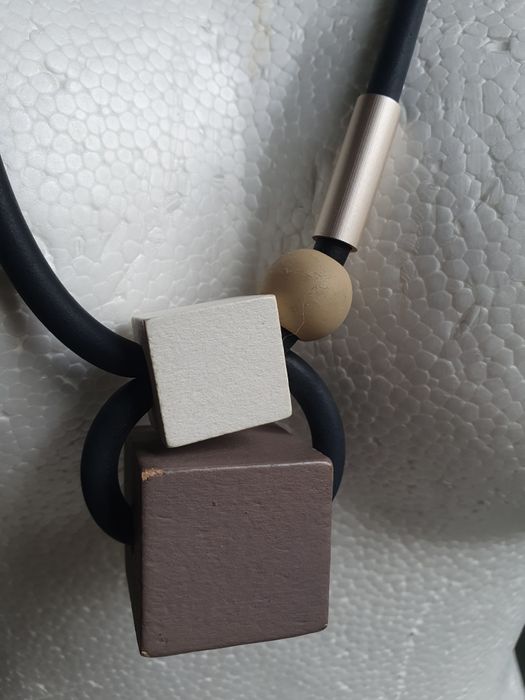 Długi naszyjnik na gumie