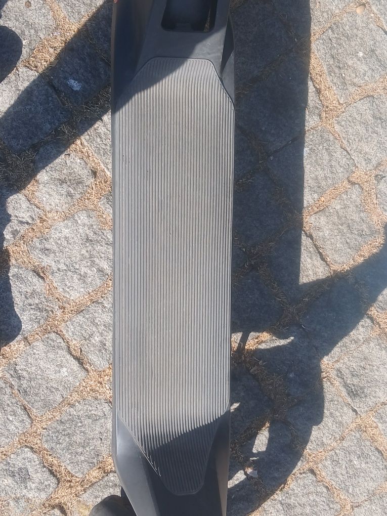 Trotinete xiaomi eléctrica c/ carregador apenas tem 1 roda furada