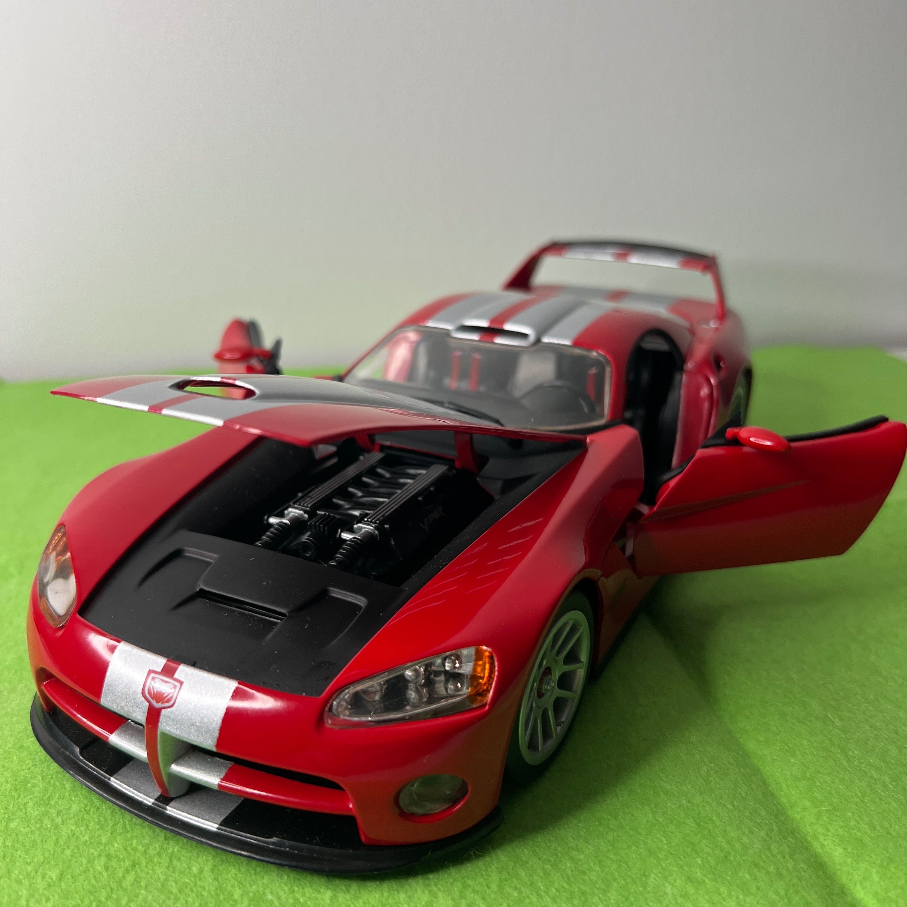 Dodge Viper GTS-R Hot Wheels 1:18 Diecast Miniatura com Base