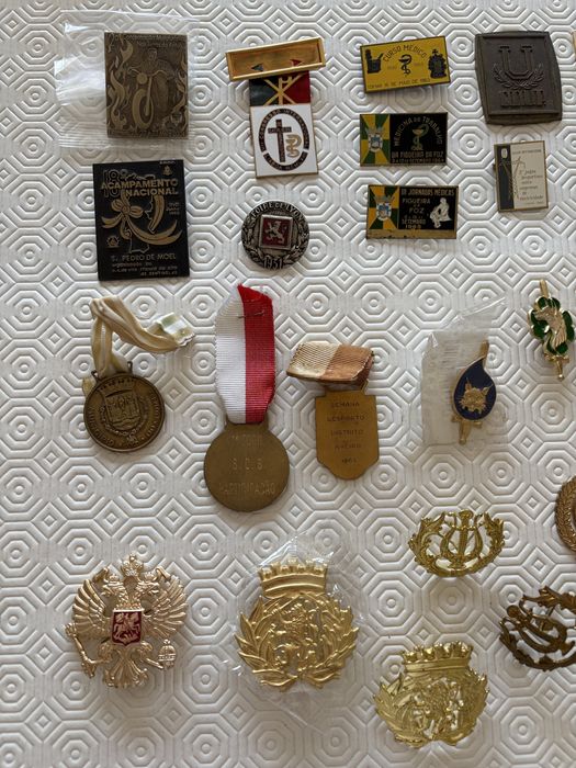 Medalhas crachas placas pins