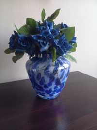 szklany wazon dwukolorowy niebiesko-biały