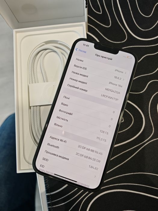 iPhone 16e 128 GB — чорний, демонстраційний, у відмінному стані