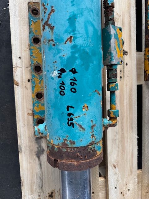 PODPORY hydrauliczne do wiertnicy gąsienicowej kleem