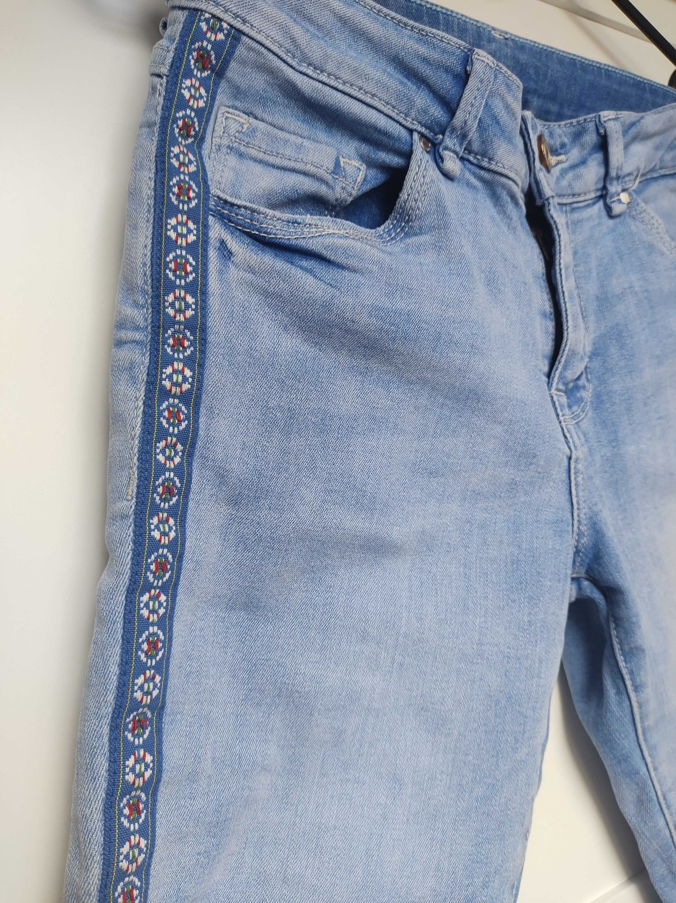 Modne jeansy capri z haftem boho | C&A | XS