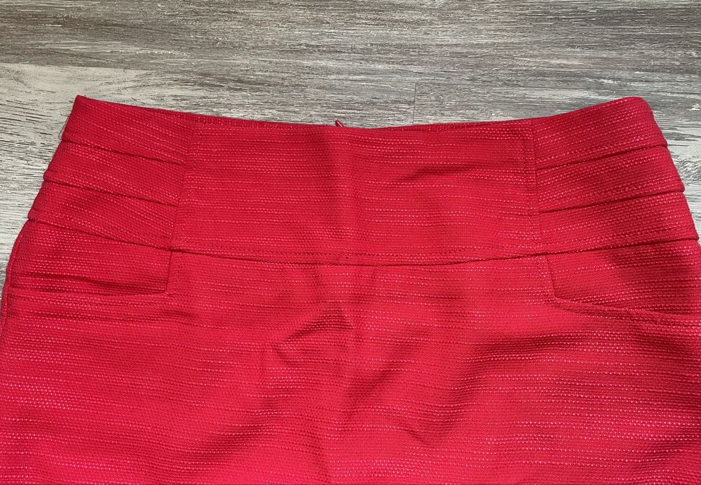 Saia vermelha com relevos (Atmosphere, tamanho 42)