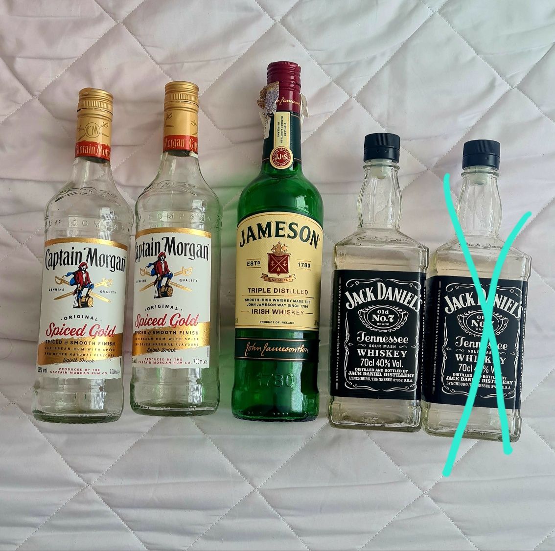 Пуста порожня пляшка Jack Daniels, Jameson, Captain Morgan