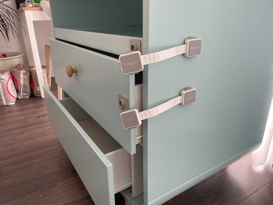 Zestaw IKEA MYLLRA – łóżeczko z materacem i komoda z przewijakiem