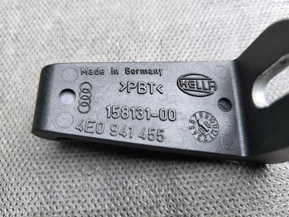 AUDI A8 D3 uchwyt , mocowanie reflektora .