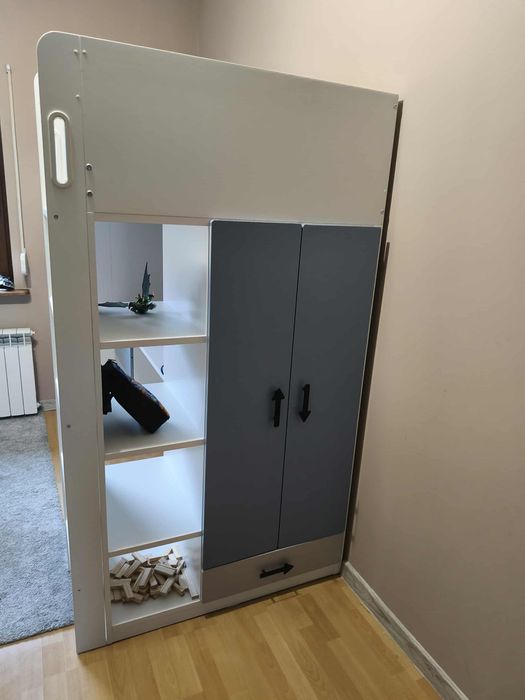 Łóżko piętrowe na antresoli z biurkiem i szafką